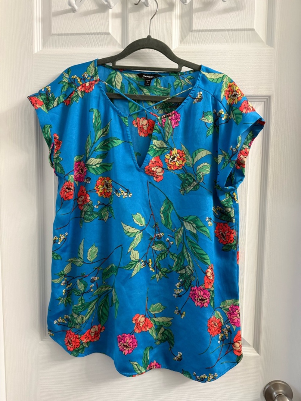 Express Women's Blue Floral Criss Cross V-Neck Short Sleeve Top Petite L